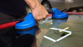 Pare-brise fissuré ? Intervention rapide avec un expert en vitrage