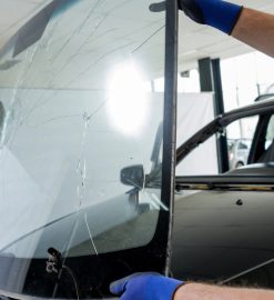 Comment se déroule un remplacement de pare-brise par un professionnel ?