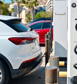 Installer des bornes de recharge dans un parking public selon la loi LOM