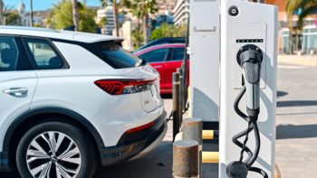 Installer des bornes de recharge dans un parking public selon la loi LOM