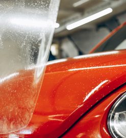 Protection pour carrosserie de voiture : pourquoi installer un film protecteur ?